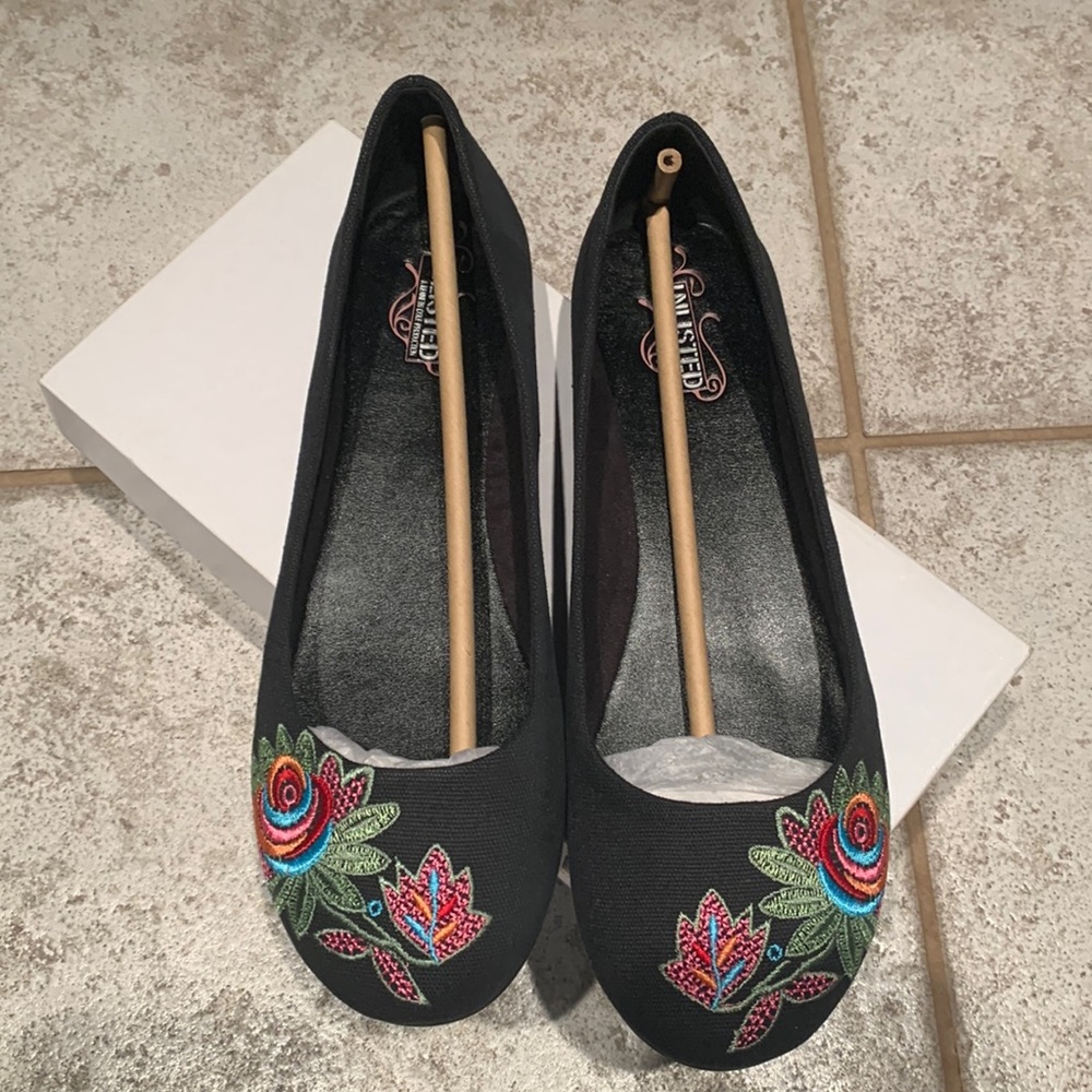 NWT-Unlisted A Kenneth Cole Production Black Multicolored Flat. Size 10 M